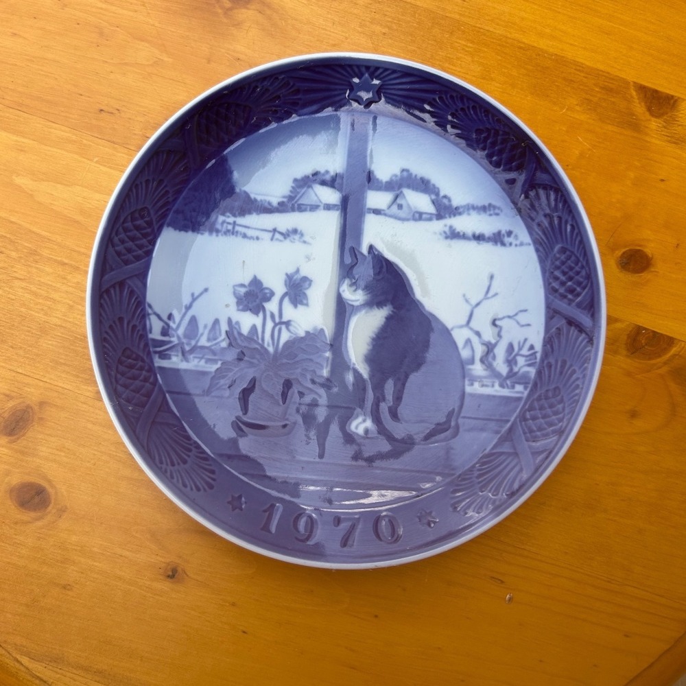 Vintage Christmas Rose & Cat Plate Blue White 7.25" Royal Copenhagen Cottagecore